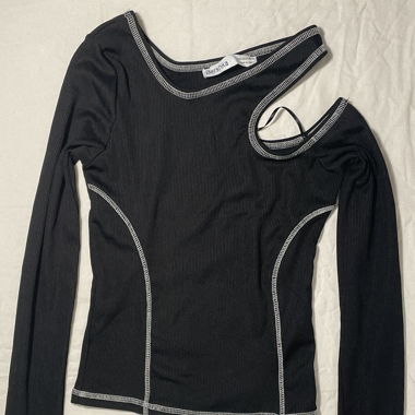 Longsleeve noir Bershka avec découpe à l'épaule