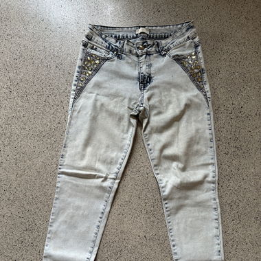 Jeanshose mit Strasssteinen
