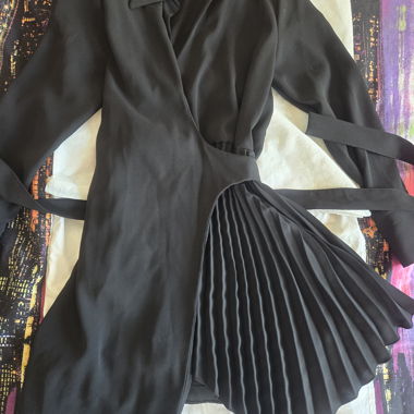 Elegant pleated black dress Mango