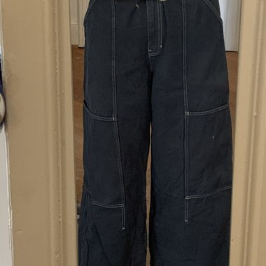 Dunkelblaue Hosen mit weissen Nähten