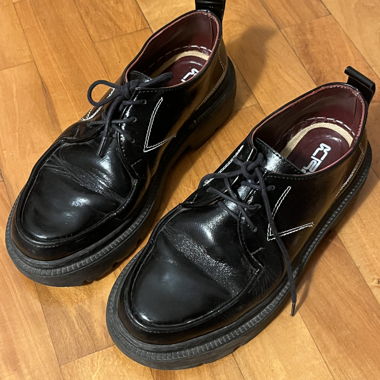 Schwarze Leder-Derbys