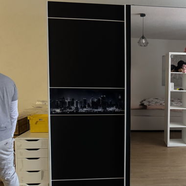 Neuwertiger Schwebetürenschrank zu verkaufen