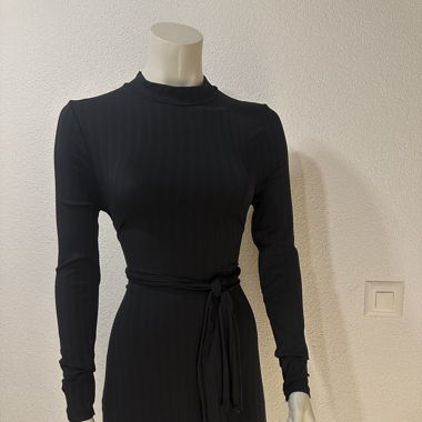 Figurbetontes Kleid mit Bindegürtel in Schwarz
