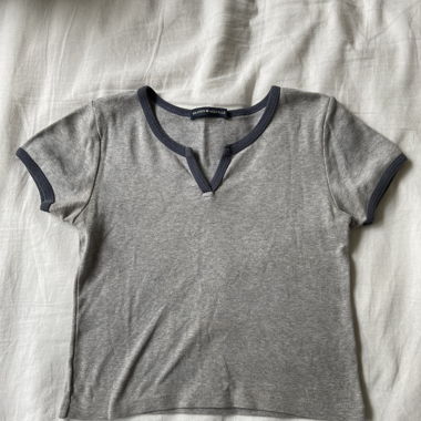 Brandy Melville Top grau mit violettem Rand 