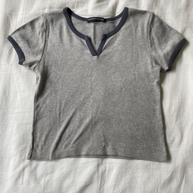 Brandy Melville Top grau mit violettem Rand 