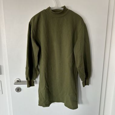 Abito verde oliva con collo alto