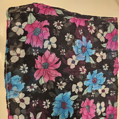 Foulard noir fleurs roses et bleues été printemps 