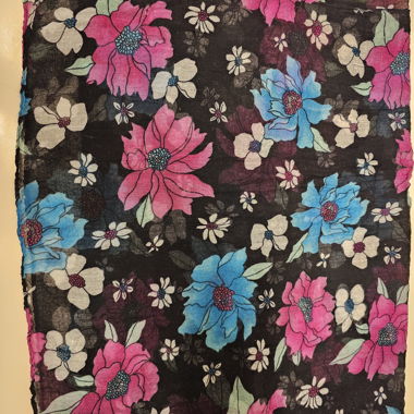 Foulard noir fleurs roses et bleues été printemps 