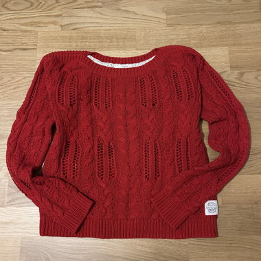 Süsser roter Strickpullover