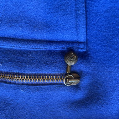 Blaue Jacke mit Fellkragen