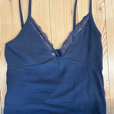 Top blu scuro di Subdued.
