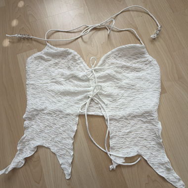 Weisses Neckholder-Top