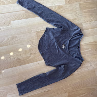Top a maniche lunghe grigio