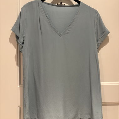 Camicia in seta azzurro chiaro XS, scollo a V