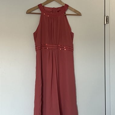 Kinderkleid mit Perlen