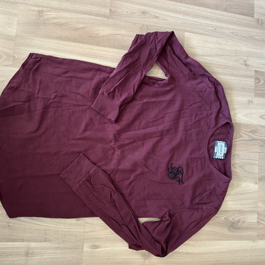 Bordeauxroter SIKSILK-Sweater
