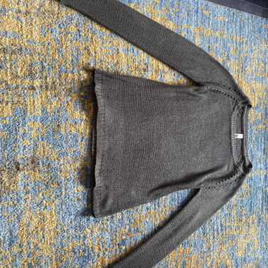 Gestrickter Pullover dunkelgrün