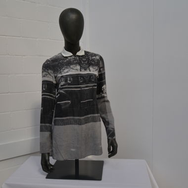 Graue Bluse mit Motiv von Akris