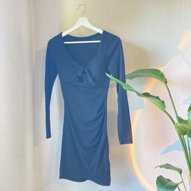 Süsses schwarzes Kleid