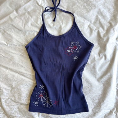 Top aderente con scollo halter e ricami floreali