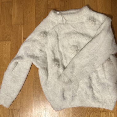 Pullover mit Bommel weiss