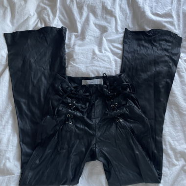 Pantaloni in ecopelle Bershka