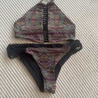 Bikini colorato con laccetto