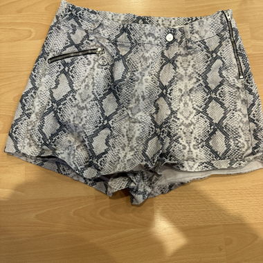 Pantaloncini con stampa serpente