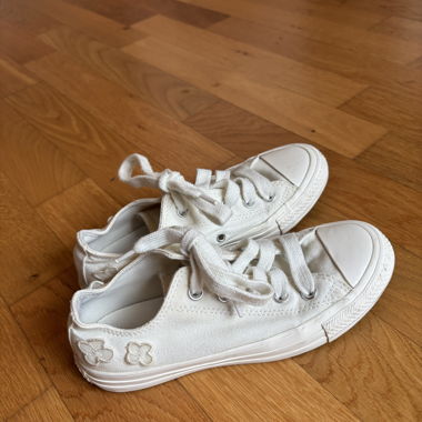Sneakers bianche stile Converse con dettaglio floreale