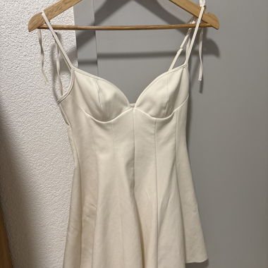 Short dress in off-white