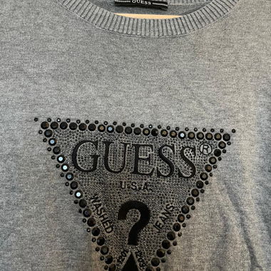Maglione grigio GUESS con logo strass