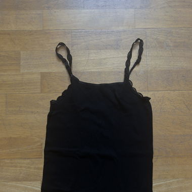 Black tanktop with embroidery straps