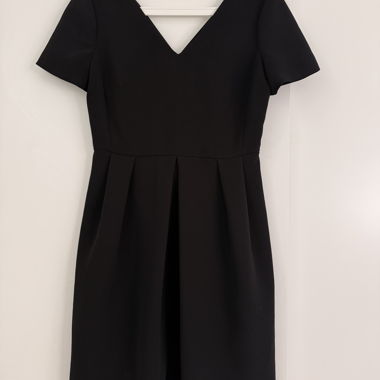 Schwarzes Kleid Claudie Pierlot mit gekreuztem Rücken