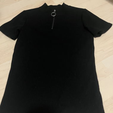 T-shirt noir moulant avec fermeture éclair