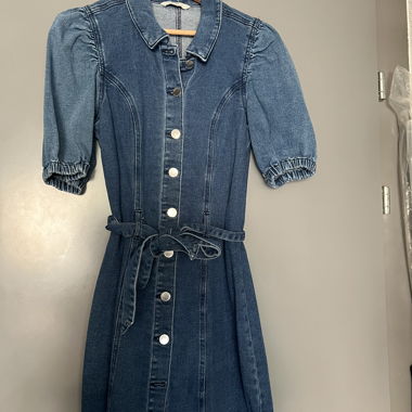 abito corto in denim con leggere maniche a sbuffo
