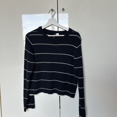 dunkelblau weiss gestreifter Pullover