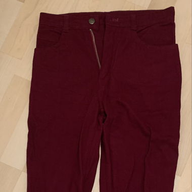 Weinrote Jeans
