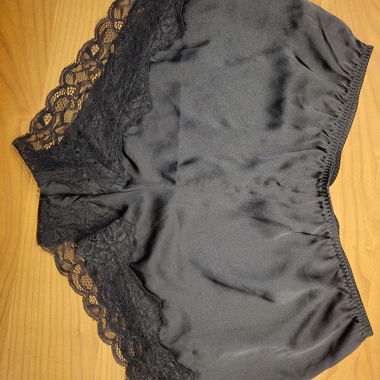 Set di pigiama in raso nero con pizzo