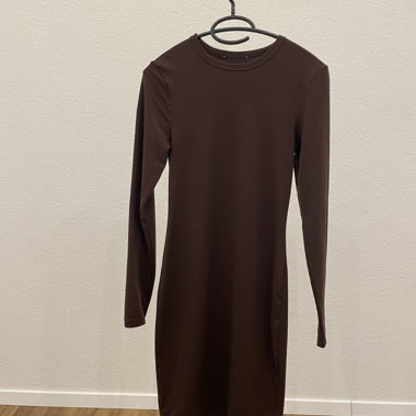 vestito marrone aderente
