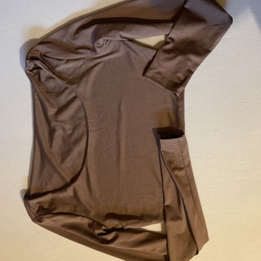Top a maniche lunghe marrone