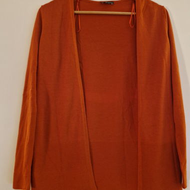 Rote Strickjacke