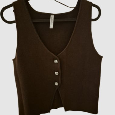 Top marron avec boutons argentés