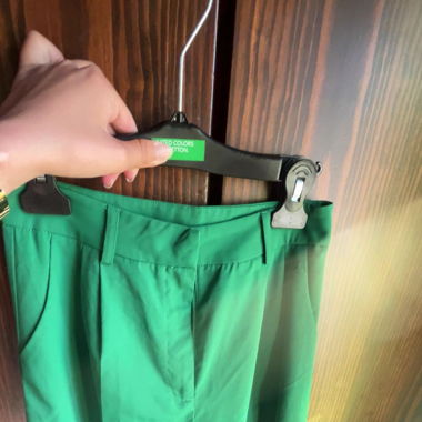 Grüne Sommerhose mit hoher Taille