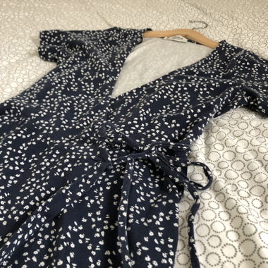 Robe cache coeur bleu avec motifs fleuris