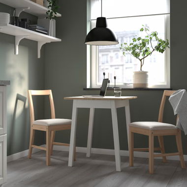 Petite table (avec ou sans chaises)