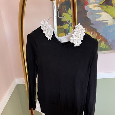 Schwarzer Ted Baker Pullover mit Blümchenkragen
