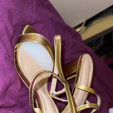 Sandales à talons dorées