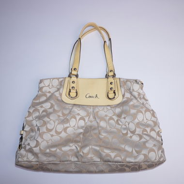 Borsa a mano Coach rosa con monogramma
