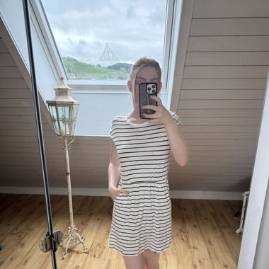 Schwarz-weiss gestreiftes Sommerkleid mit Taschen