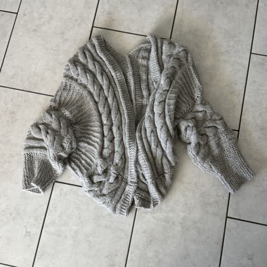 Gestrickter Pullover grau